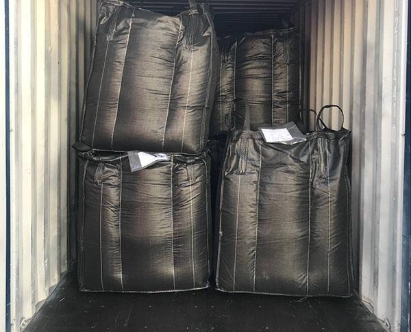 Than hoạt tính cải tiến và cầu nhôm oxit được gửi đến cảng Thượng Hải